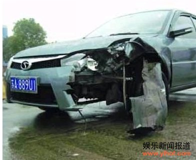 天价车祸引围观 天价车祸菱悦轻"吻"劳斯莱斯需要赔50万